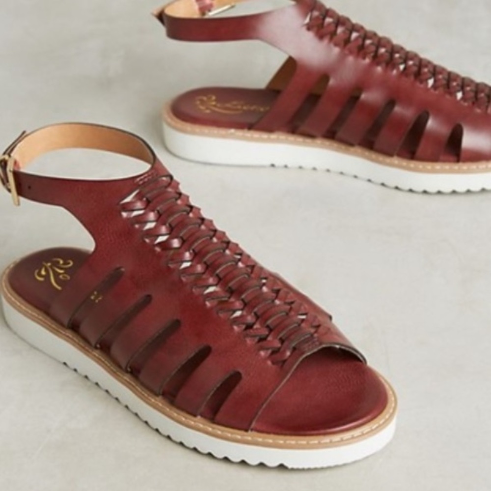 Liendo slip on sandals with buckle!